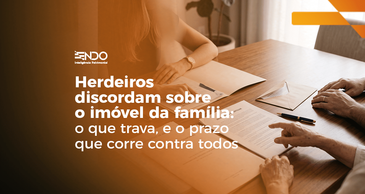 Família revisando documentos de inventário de imóvel